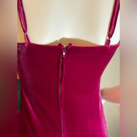 🥳♥️ Junior’s City Vibe Berry Velvet Fringe Asymmetrical Hem Bodycon Dress - Picture 10 of 10